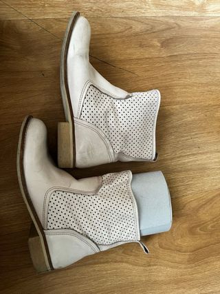 Botas blancas perforadas
