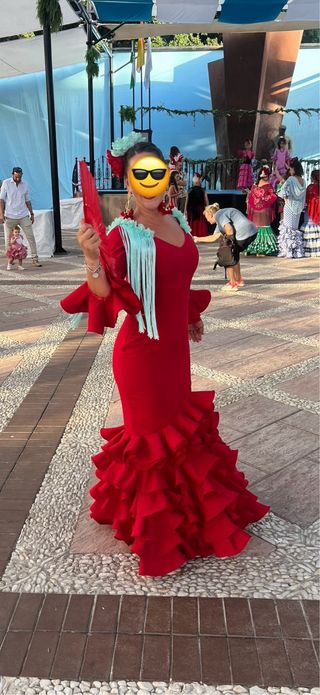 Traje de flamenca rojo con hombreras aplicadas