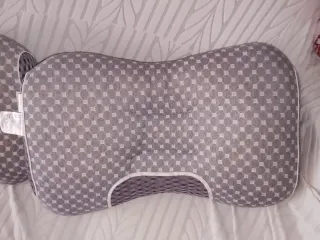 Almohada cervical gris con puntos