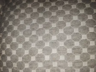 Almohada cervical gris con puntos