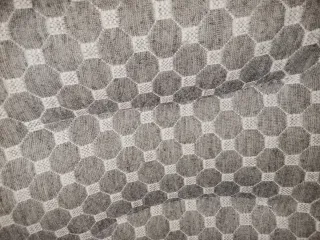 Almohada cervical gris con puntos