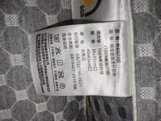 Almohada cervical gris con puntos