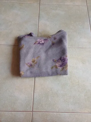 Calda maglia floreale grigia e viola