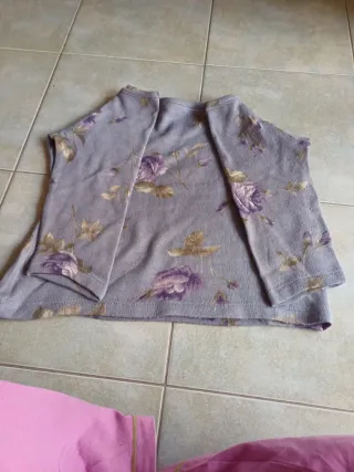 Calda maglia floreale grigia e viola