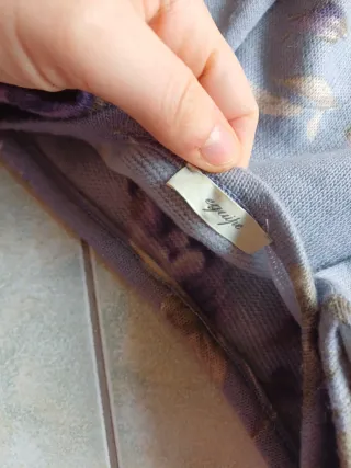 Calda maglia floreale grigia e viola