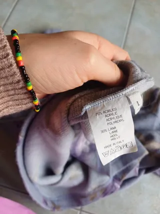 Calda maglia floreale grigia e viola