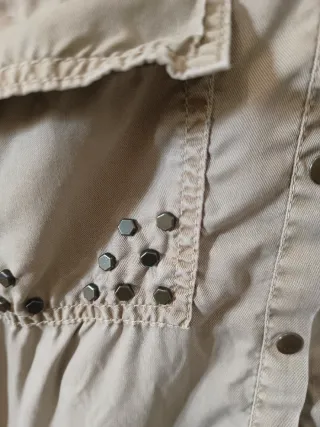 Camisa vaquera con tachuelas
