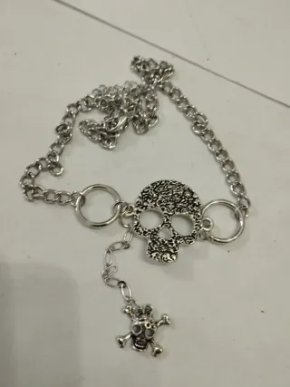 Collana Gotica Punk con Teschio e Ossa Incrociate