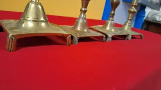 Juego de 4 candelabros antiguos de latón
