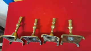 Juego de 4 candelabros antiguos de latón