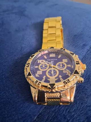 Reloj Geneva Dorado con Esfera Morada
