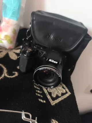 Cámara Nikon Negra con Funda