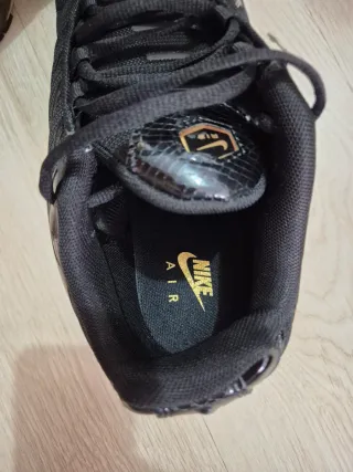 Zapatillas Negras Doradas.Talla 47