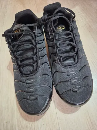 Zapatillas Negras Doradas.Talla 47