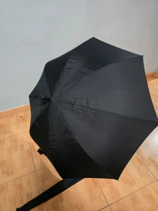 Paraguas negro con funda