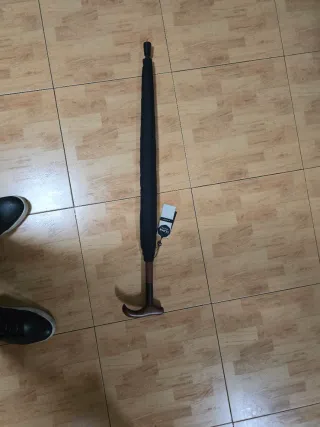 Paraguas negro con funda