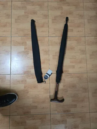 Paraguas negro con funda