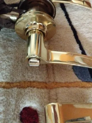 Manillas de puerta doradas. Pomos puertas