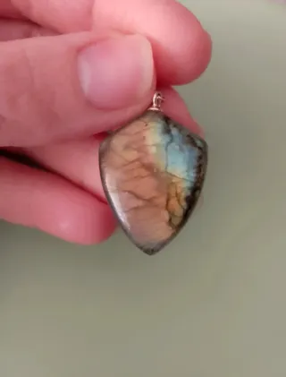 Colgante charm de plata con labradorita