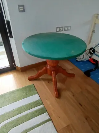 Tavolo da gioco rotondo con tappeto