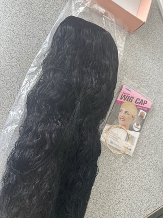 Peluca rizada negra con flequillo