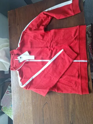 Chaqueta deportiva roja con cremallera