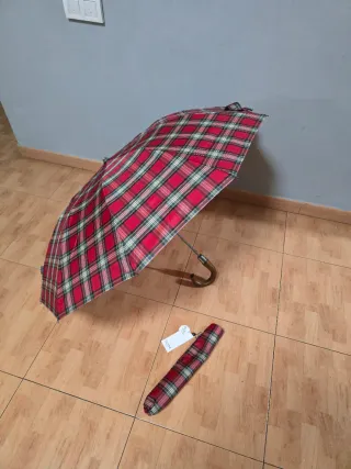 Paraguas de cuadros rojo y verde