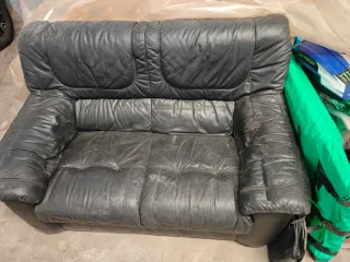 Sofá de piel negro