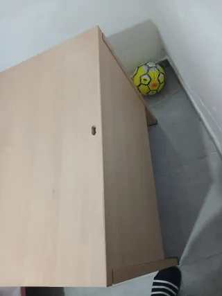 Escritorio de madera con bandeja