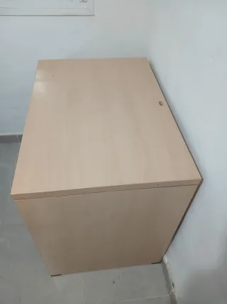 Escritorio de madera con bandeja