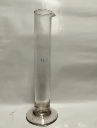 Probeta de vidrio soplado antigua laboratorio