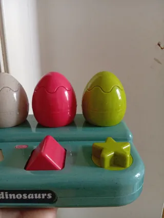 Giochi pop-up con uova e figure di dinosauri