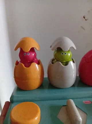 Giochi pop-up con uova e figure di dinosauri