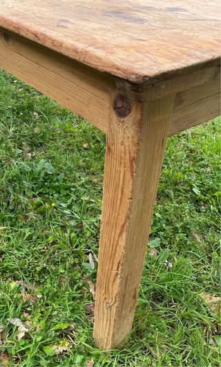 Antigua mesa de madera de pino