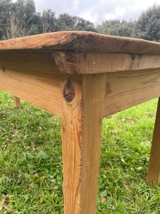 Antigua mesa de madera de pino