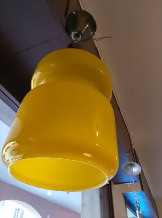 Lampadario anni 70 giallo vetro opalino