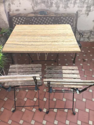 Mesas, Sillas Terraza de Madera y Metal y macetas
