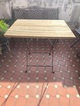 Mesas, Sillas Terraza de Madera y Metal y macetas