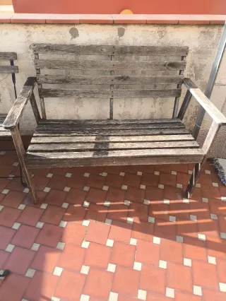 Mesas, Sillas Terraza de Madera y Metal y macetas