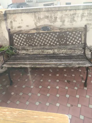 Mesas, Sillas Terraza de Madera y Metal y macetas