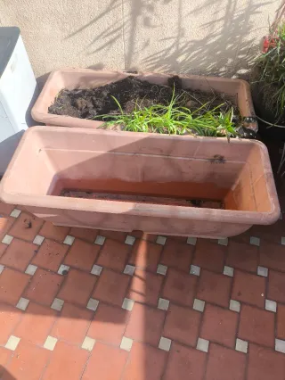 Mesas, Sillas Terraza de Madera y Metal y macetas