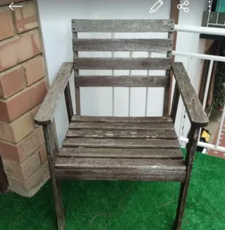 Mesas, Sillas Terraza de Madera y Metal y macetas