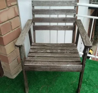 Mesas, Sillas Terraza de Madera y Metal y macetas