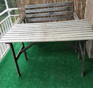 Mesas, Sillas Terraza de Madera y Metal y macetas