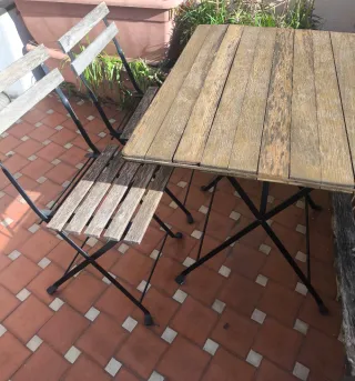 Mesas, Sillas Terraza de Madera y Metal y macetas