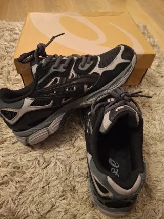 Zapatillas Asics Negras y Grises