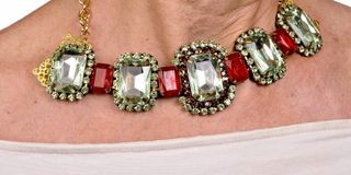 Collana Fatta a Mano Resine Verdi e Rosse Oro