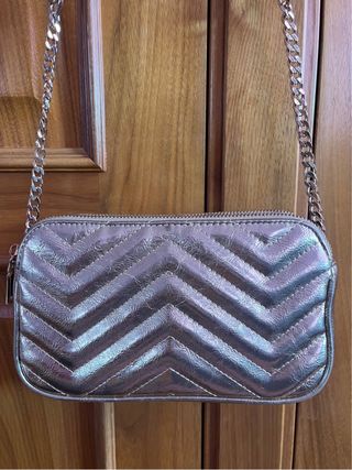 Bolso dorado para cruzar de Parfois