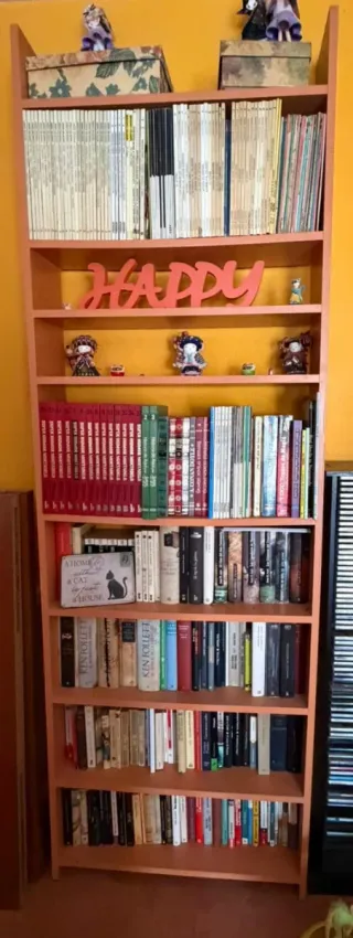 Estantería de madera color melocotón