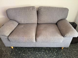 Sofá gris de tela